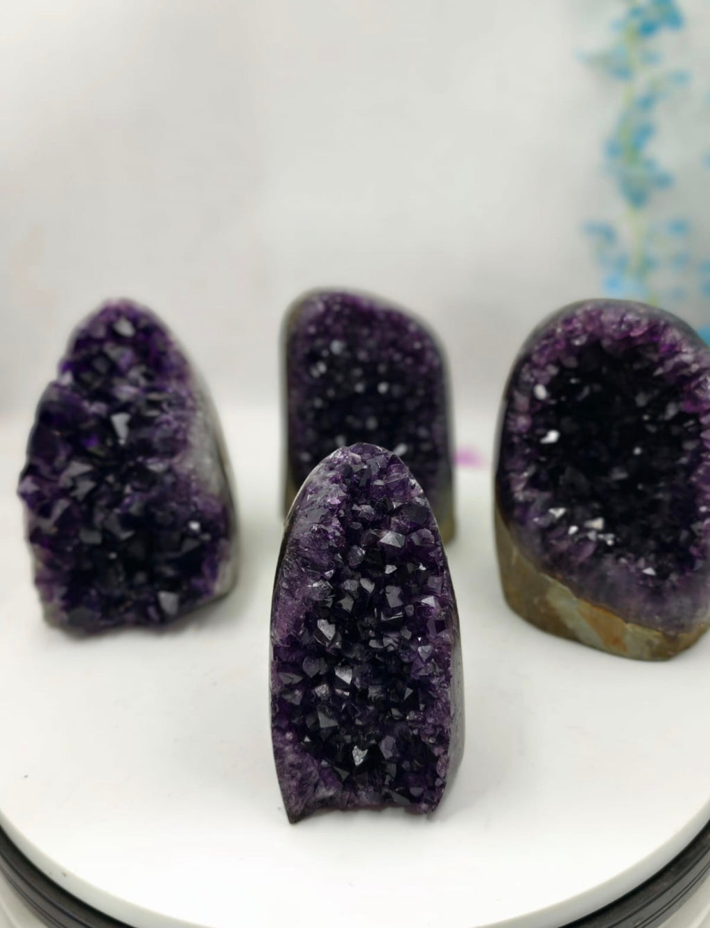 Premium Uruguay Amethyst Geode – Deep Royal Purple This is an authentic Uruguay Amethyst Geode, known worldwide for its deep royal purple colour
