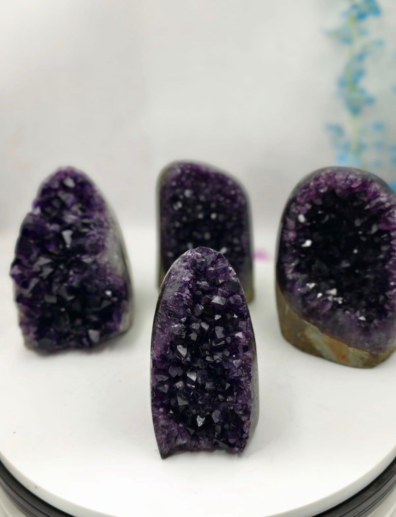 Premium Uruguay Amethyst Geode – Deep Royal Purple This is an authentic Uruguay Amethyst Geode, known worldwide for its deep royal purple colour