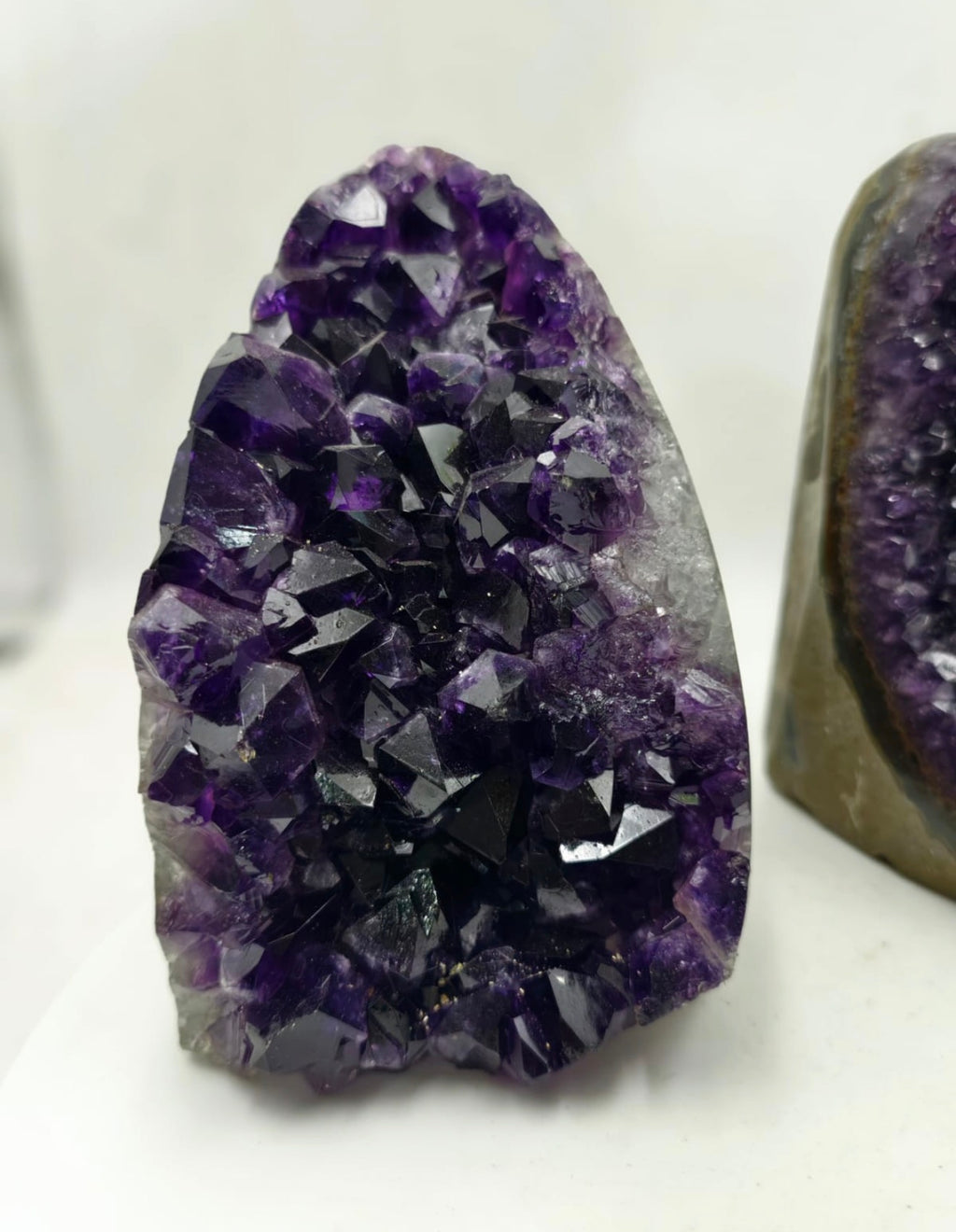 Premium Uruguay Amethyst Geode – Deep Royal Purple This is an authentic Uruguay Amethyst Geode, known worldwide for its deep royal purple colour