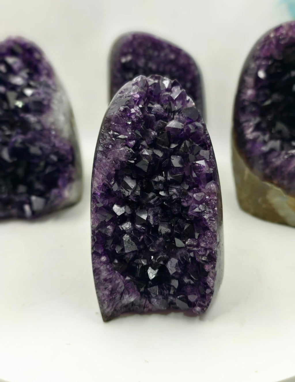 Premium Uruguay Amethyst Geode – Deep Royal Purple This is an authentic Uruguay Amethyst Geode, known worldwide for its deep royal purple colour