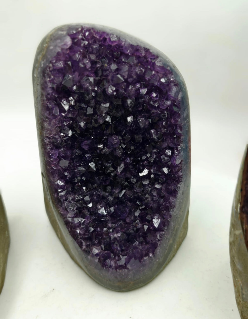 Premium Uruguay Amethyst Geode – Deep Royal Purple This is an authentic Uruguay Amethyst Geode, known worldwide for its deep royal purple colour