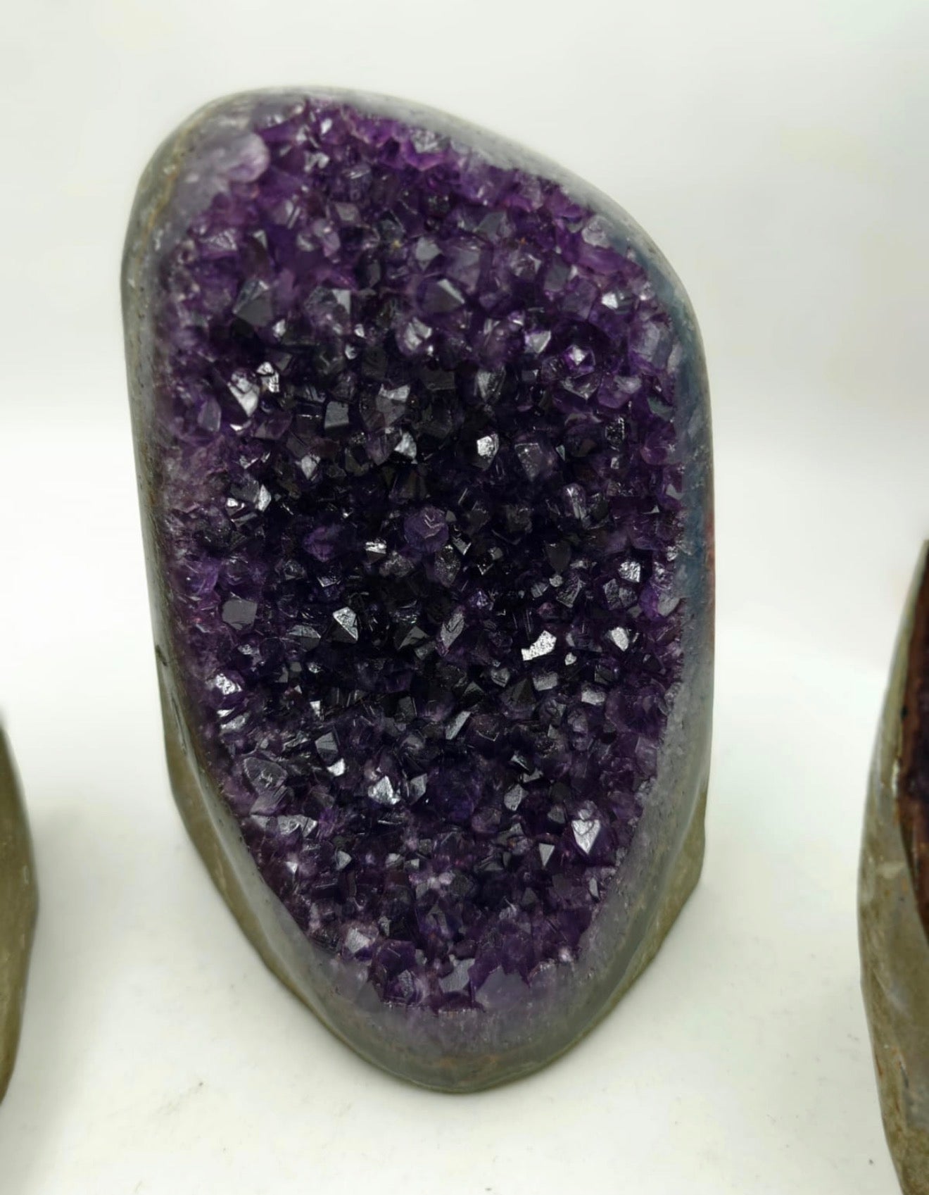 Premium Uruguay Amethyst Geode – Deep Royal Purple This is an authentic Uruguay Amethyst Geode, known worldwide for its deep royal purple colour