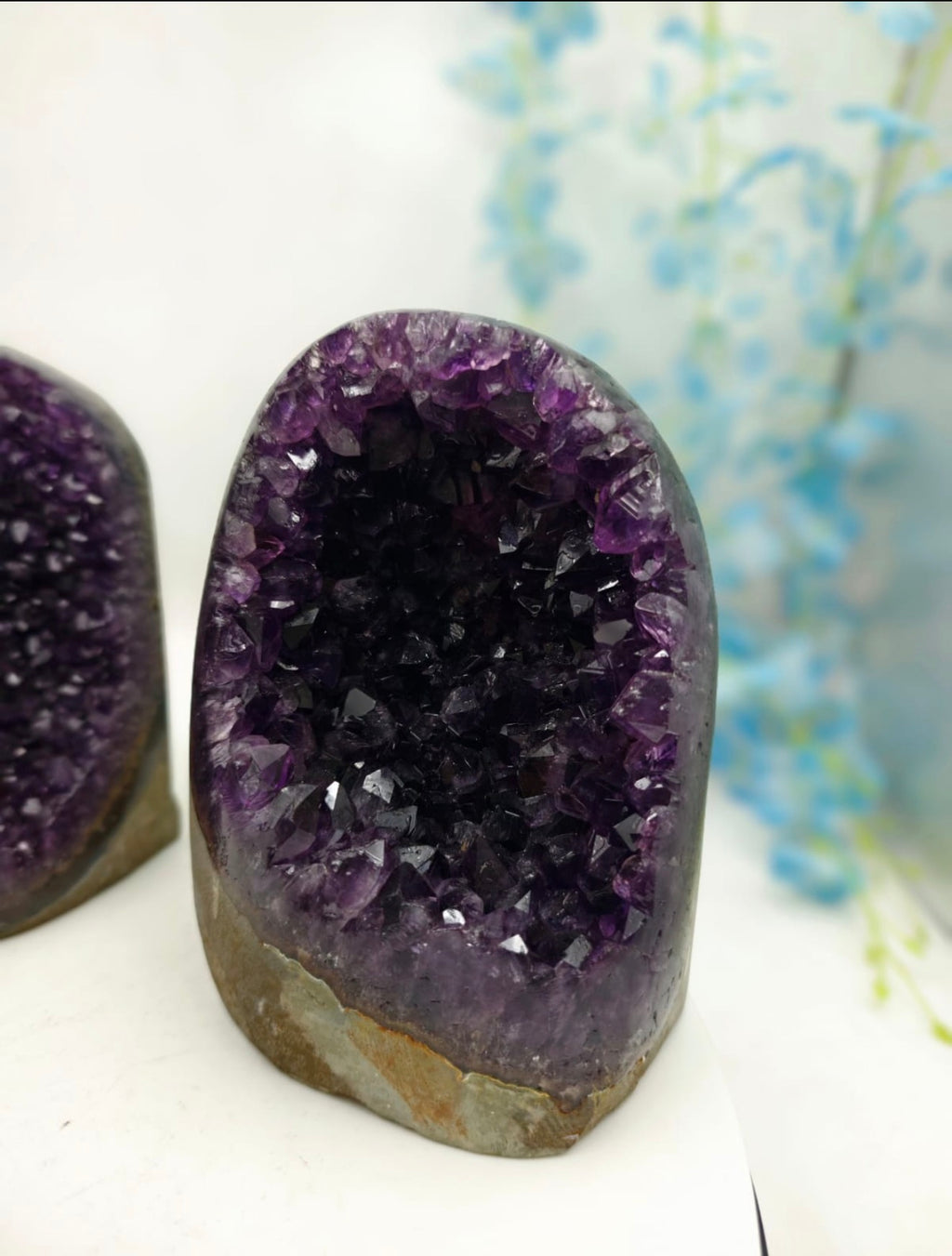 Premium Uruguay Amethyst Geode – Deep Royal Purple This is an authentic Uruguay Amethyst Geode, known worldwide for its deep royal purple colour