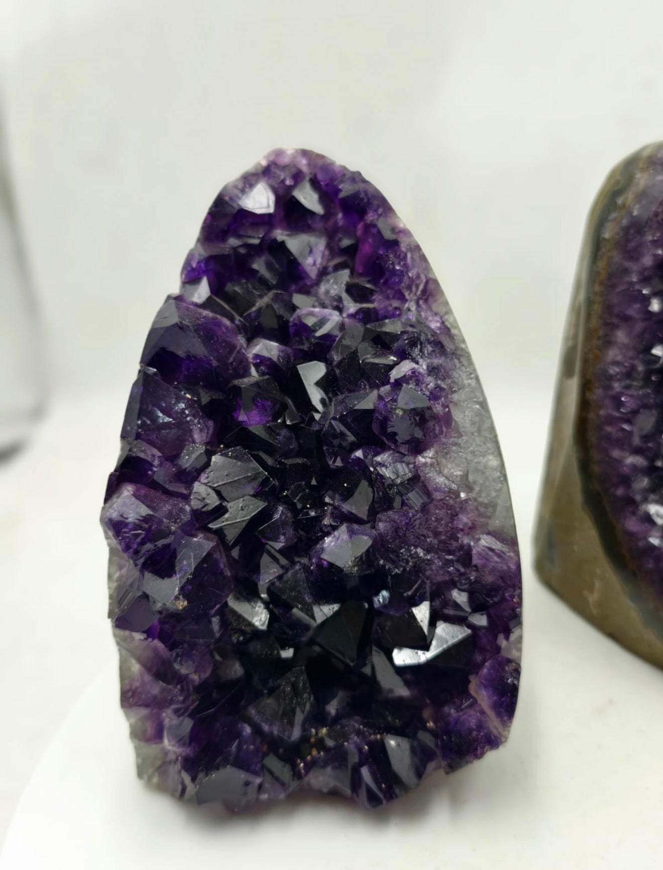 Premium Uruguay Amethyst Geode – Deep Royal Purple This is an authentic Uruguay Amethyst Geode, known worldwide for its deep royal purple colour
