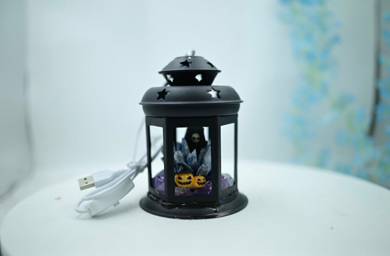 Halloween Crystal Lantern Lamp – Premium USB Healing Lamp (Amethyst + Blue Crystal Chips + Mini Pumpkin Décor)